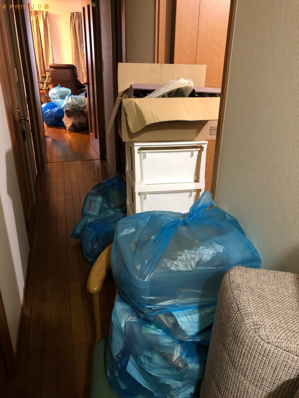 【高砂市】三人掛けソファー、布団、収納ケース、小型家電等の回収